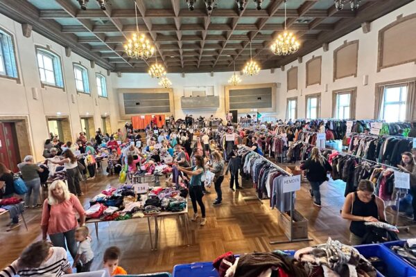 Nachhaltig und günstig einkaufen: Beim zweimal jährlich stattfindenden Kinderkleiderbasar im Stadtsaalgebäude gibt es eine große Auswahl an Kleidung, Spielwaren und weiteren Gebrauchsgegenständen für Kinder und Familien. Fotocredit: Stadt Burghausen/Kinderkleiderbasar