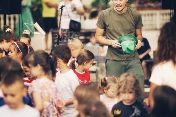 Der Neu-Burghauser Dino Gluhović präsentiert einen kostenfreien Workshop und stellt sich der Burghauser Stadtgesellschaft vor. Fotocredit: Dino Gluhović