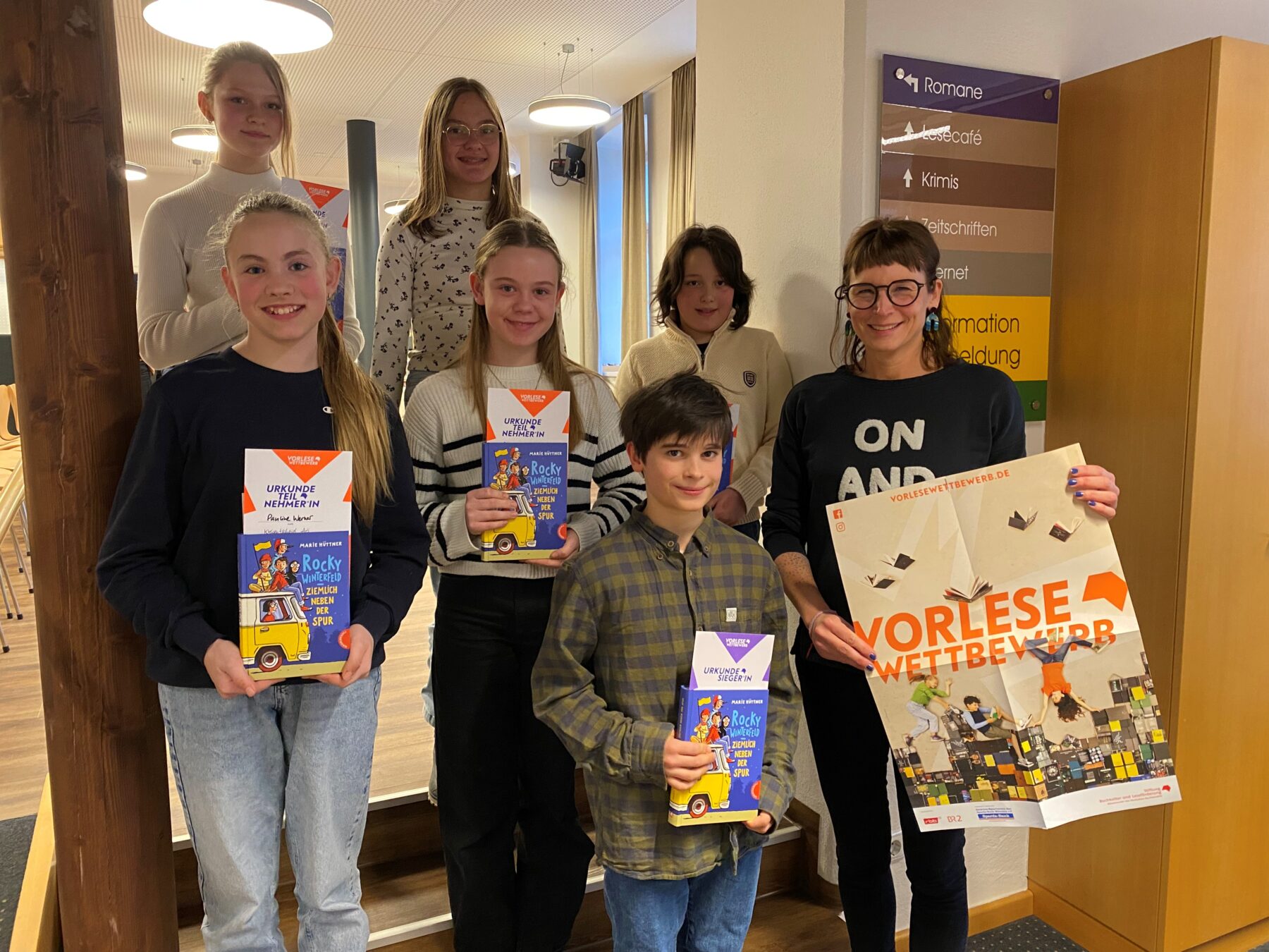 Bescherten der Jury heiße Diskussionen: oben, v l : Helena Sentgalen und Emma Grandl, Pauline Werner, Katharina Beer und Finn Rovira (alle Mitte) sowie unten der Sieger Johann Holz mit Bibliotheksleiterin Christin Moll