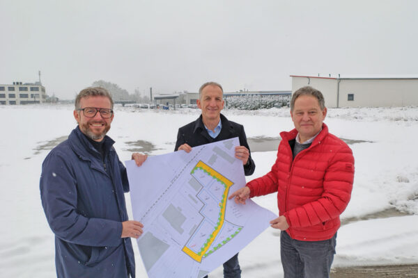 „Weiteres Wachstum im Gewerbepark Lindach ankurbeln“: (v. li.) Die beiden WiföG-Geschäftsführer Markus Nußbaumer und Dr. Christian Hackl und Bürgermeister Florian Schneider besichtigen vor Ort im Gewerbepark Lindach die zum Verkauf stehenden Parzellen. (Foto: Koch)