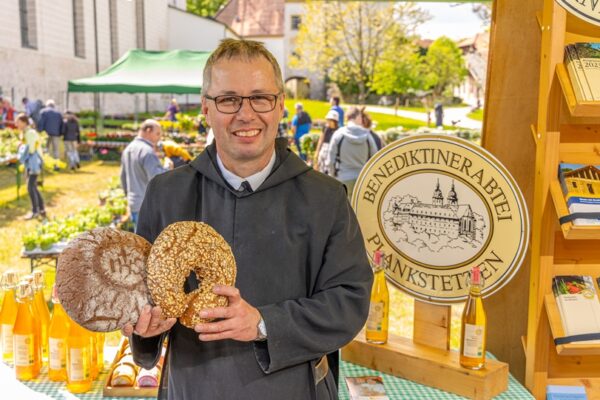 Am Klostermarkt in Raitenhaslach gibt es unter anderem ein großes kulinarisches Angebot.