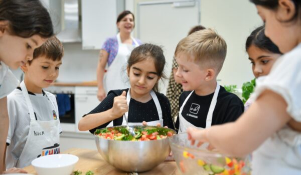 Der Lehrgang vermittelt die Grundlagen der praktischen Ernährungsbildung und des pädagogischen Kochens mit Kindern. Foto: © Sarah-Wiener-Stiftung I photothek