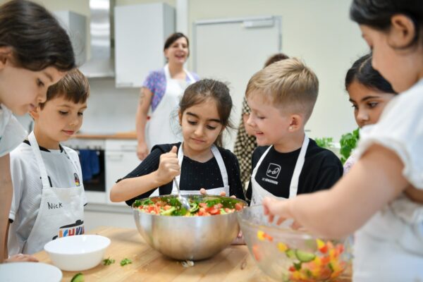 Der Lehrgang vermittelt die Grundlagen der praktischen Ernährungsbildung und des pädagogischen Kochens mit Kindern. Foto: © Sarah-Wiener-Stiftung I photothek