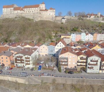800 Meter lang ist die Hochwasserschutzwand an der Salzlände – sie wird auch im Nichtereignisfall regelmäßig zu Übungszwecken aufgebaut, so wie vergangenen Samstag  Fotocredit: Wasserwacht Burghausen/Mayer