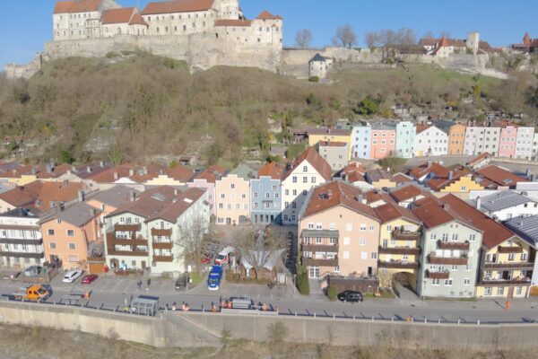 800 Meter lang ist die Hochwasserschutzwand an der Salzlände – sie wird auch im Nichtereignisfall regelmäßig zu Übungszwecken aufgebaut, so wie vergangenen Samstag. Fotocredit: Wasserwacht Burghausen/Mayer