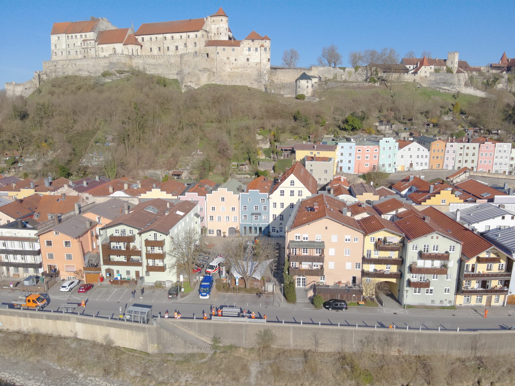 800 Meter lang ist die Hochwasserschutzwand an der Salzlände – sie wird auch im Nichtereignisfall regelmäßig zu Übungszwecken aufgebaut, so wie vergangenen Samstag  Fotocredit: Wasserwacht Burghausen/Mayer