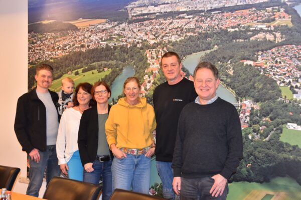 Haben jeweils zwei Karten für den Burghauser Konzertsommer gewonnen: Die Gewinnerinnen und Gewinner bekamen ihre Freikartengutscheine von Erstem Bürgermeister Florian Schneider (r.) im Rathaus überreicht. Fotocredit: Stadt Burghausen /tg