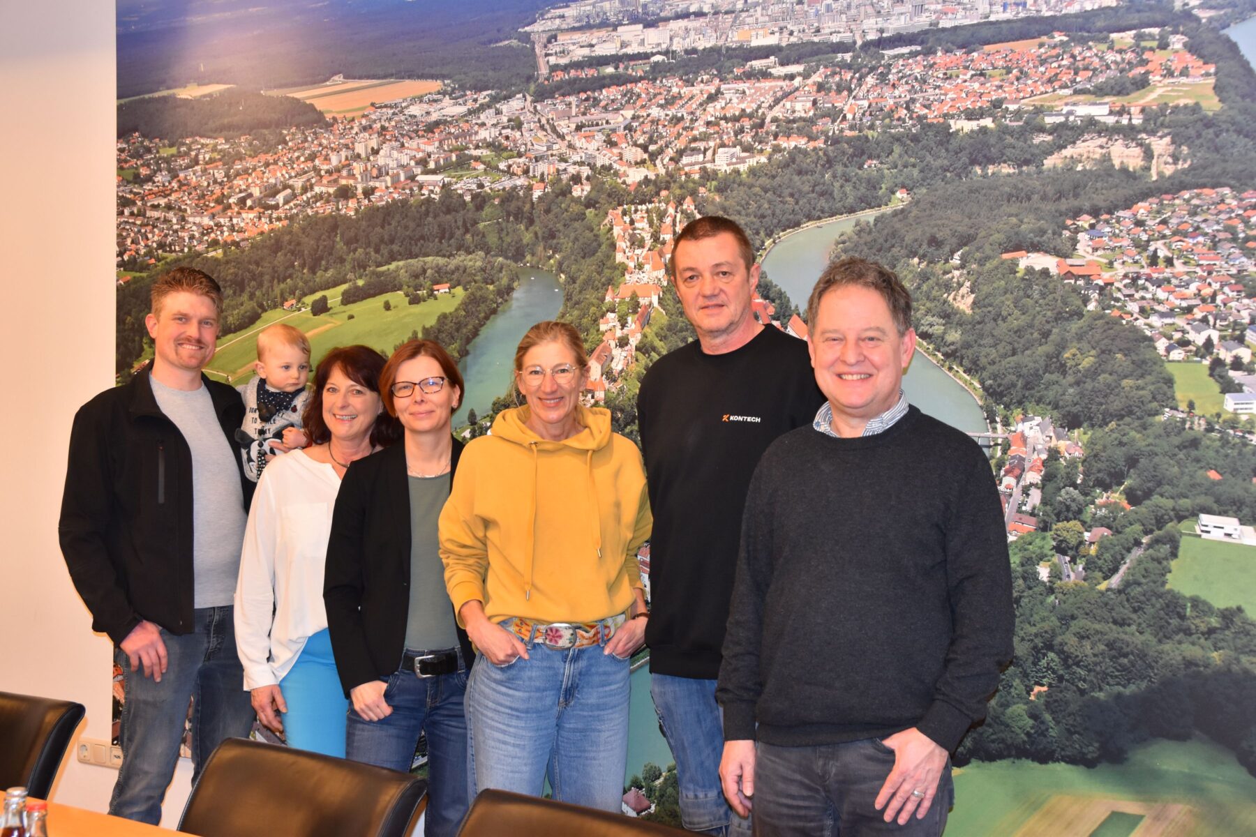 Haben jeweils zwei Karten für den Burghauser Konzertsommer gewonnen: Die Gewinnerinnen und Gewinner bekamen ihre Freikartengutscheine von Erstem Bürgermeister Florian Schneider (r ) im Rathaus überreicht  Fotocredit: Stadt Burghausen /tg