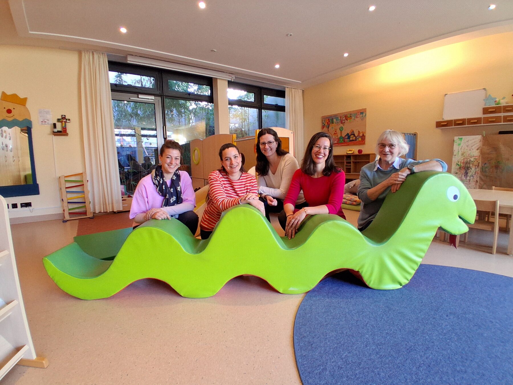 Sie haben die Jüngsten im Blick (v l ): Magdalena Weber (Bürgerhaus), Mariella Röben (Kinderschutzbund), Barbara Jäger (Eltern Kind Gruppenleitung), Christine Auberger (Haus der Familie), Dorle Graf (Familienreferentin) 