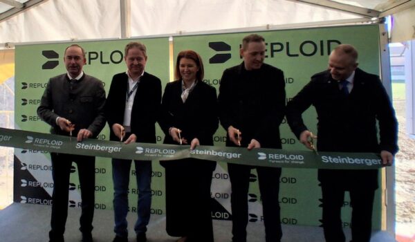 Sie eröffneten die weltweit erste modulare und skalierbare Insektenmastanlage in Burghausen (v.l.): Wirtschaftsminister Hubert Aiwanger, Burghausens Erster Bürgermeister Florian Schneider, die oberösterreichische Landesrätin Michaela Langer-Weninger und Philip Pauer, CEO von REPLOID Group AG.