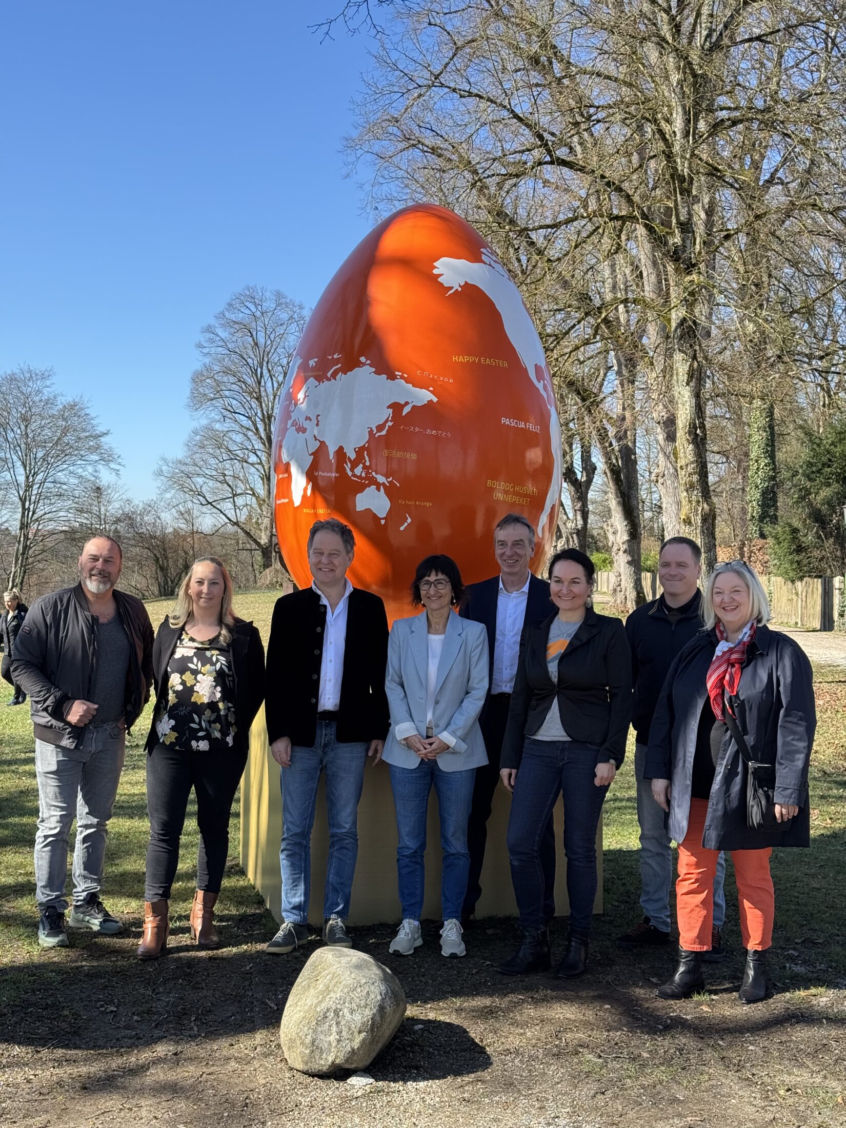 Eröffnung mit erstem Bürgermeister Florian Schneider (3 v li ), Geschäftsführerin Sigrid Resch (4 v li ) und vielen Eier Paten 