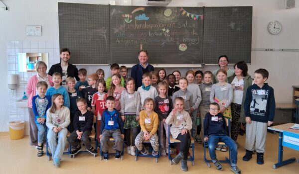 Foto: Erster Bürgermeister Florian Schneider (Mitte) besuchte das Kinderparlament der Hans-Kammerer-Grundschule. Mit im Bild: (v.l.) Schulleiterin Gertrud Stadler und Simon Aicher (JAS) sowie Lehrkraft Kristina Bös. Fotocredit: Stadt Burghausen / tg