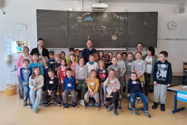 Foto: Erster Bürgermeister Florian Schneider (Mitte) besuchte das Kinderparlament der Hans-Kammerer-Grundschule. Mit im Bild: (v.l.) Schulleiterin Gertrud Stadler und Simon Aicher (JAS) sowie Lehrkraft Kristina Bös. Fotocredit: Stadt Burghausen / tg