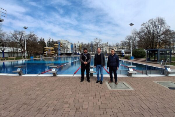 Das Becken ist voll und beheizt, alles ist bereit für die Schwimmer – darüber freuen sich (v.l.) Florian Moser, Technischer Bäderleiter, Erster Bürgermeister Florian Schneider sowie Stefan Sajdak, kaufmännischer Bäderleiter. Fotocredit: Stadt Burghausen/ tg