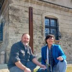 Bauhofleiter Peter Schweikl und Elina Weinmann mit einer der gespendeten Pflanzen im TUM Akademiezentrum in Raitenhaslach: Zukünftig wird der Burghauser Rosenstock im Garten der Hans Albers Villa am Starnberger See blühen  Fotocredit: Stadt Burghausen