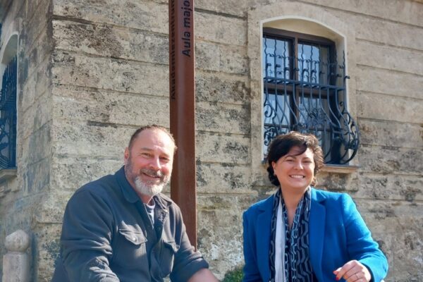 Bauhofleiter Peter Schweikl und Elina Weinmann mit einer der gespendeten Pflanzen im TUM Akademiezentrum in Raitenhaslach: Zukünftig wird der Burghauser Rosenstock im Garten der Hans-Albers-Villa am Starnberger See blühen. Fotocredit: Stadt Burghausen