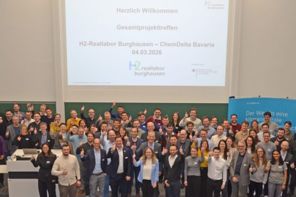 Jahrestreffen des Reallabor-Projekts im Zeichen des Technologietransfers von der Wissenschaft zur Industrie: Im Audimax des Campus Burghausen trafen sich rund 100 Forschende von den Wissenschafts- und Industriepartnern des Projekts H2-Reallabor Burghausen – ChemDelta Bavaria. (Foto: M. Koch)