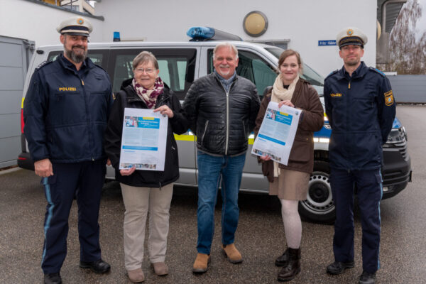 Erster Hauptkommissar und Dienststellenleiter der Polizei Burghausen Peter Spiegelsberger (v.l.), AG Senioren Hannelore Gruber, Seniorenreferent Heinz Donner, Quartiersmanagerin bzw. Leiterin Seniorenbüro Burghausen Veronika Alfranseder sowie Sachbearbeiter Verkehr an der PI Burghausen Polizist Thomas Brodschelm. Fotocredit: Stadt Burghausen / köx