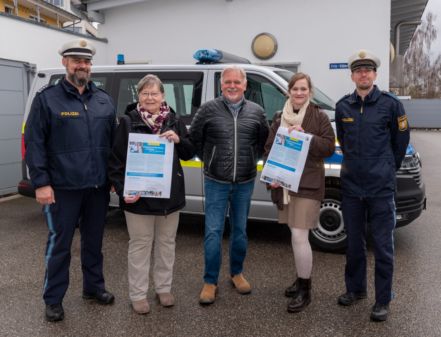 Erster Hauptkommissar und Dienststellenleiter der Polizei Burghausen Peter Spiegelsberger (v l ), AG Senioren Hannelore Gruber, Seniorenreferent Heinz Donner, Quartiersmanagerin bzw  Leiterin Seniorenbüro Burghausen Veronika Alfranseder sowie Sachbearbeiter Verkehr an der PI Burghausen Polizist Thomas Brodschelm  Fotocredit: Stadt Burghausen / köx