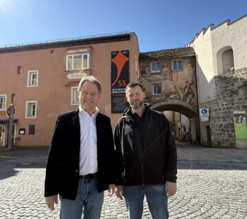 Erster Bürgermeister Florian Schneider und IG Jazz e V  Vorsitzender Alex Hauf freuen sich schon sehr auf die 55  Internationale Jazzwoche Burghausen e V  und darauf, dass die vielen Burghauser Wahlhelfer dabei sein können  Fotocredit: Stadt Burghausen / Königseder