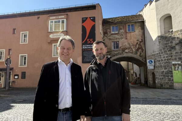 Erster Bürgermeister Florian Schneider und IG Jazz e.V. Vorsitzender Alex Hauf freuen sich schon sehr auf die 55. Internationale Jazzwoche Burghausen e.V. und darauf, dass die vielen Burghauser Wahlhelfer dabei sein können. Fotocredit: Stadt Burghausen / Königseder