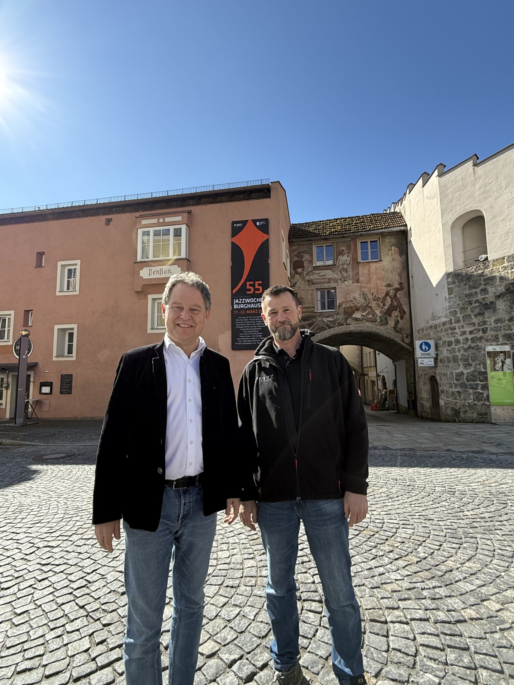 Erster Bürgermeister Florian Schneider und IG Jazz e V  Vorsitzender Alex Hauf freuen sich schon sehr auf die 55  Internationale Jazzwoche Burghausen e V  und darauf, dass die vielen Burghauser Wahlhelfer dabei sein können  Fotocredit: Stadt Burghausen / Königseder
