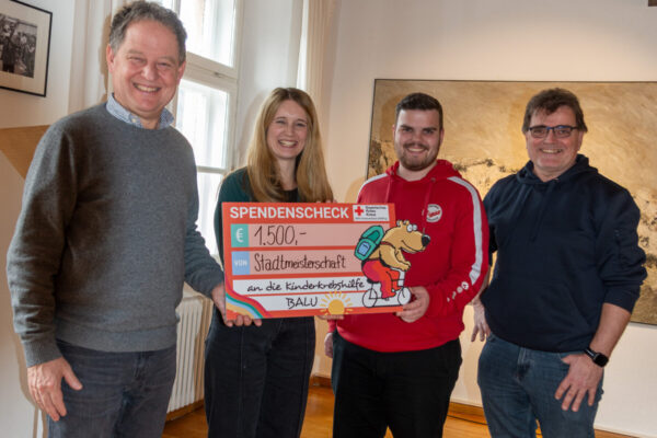 Foto: Erster Bürgermeister Florian Schneider (li.) übergibt gemeinsam mit Richard und Michael Noll (re.) den Scheck an Silvana Morgenstern von BALU. Michael Noll wird die Abteilungsleitung von seinem Vater übernehmen. Fotocredit: Stadt Burghausen / Königseder