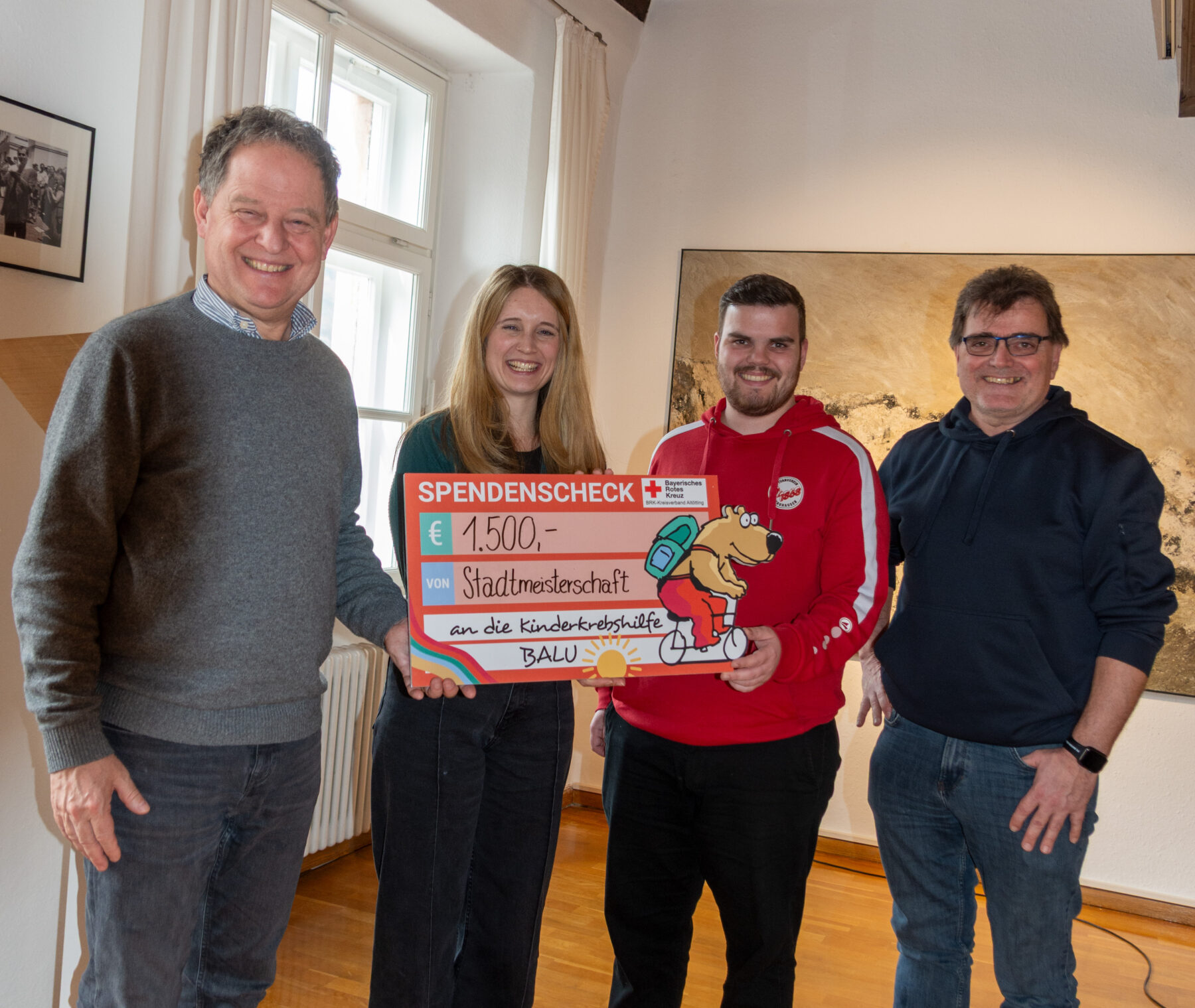 Foto: Erster Bürgermeister Florian Schneider (li ) übergibt gemeinsam mit Richard und Michael Noll (re ) den Scheck an Silvana Morgenstern von BALU  Michael Noll wird die Abteilungsleitung von seinem Vater übernehmen  Fotocredit: Stadt Burghausen / Königseder
