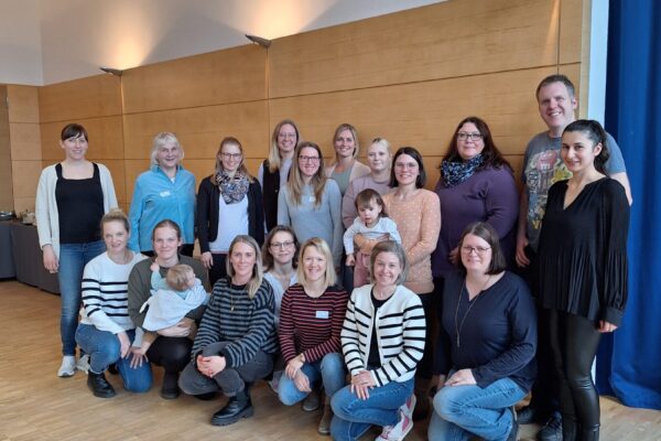 Stehen für ein gutes Miteinander, soziale Projekte und Spass: die Elternbeiräte der Burghauser Kitas und Familienreferentin Doris Graf. Fotocredit: Stadt Burghausen/Haus der Familie