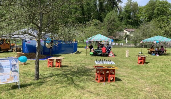 Das Spielmobil des Freizeitheims Burghausen macht Station in Raitenhaslach und sorgt mit kreativen Spielangeboten, Mitmachaktionen und viel Platz zum Austoben für einen abwechslungsreichen Nachmittag für Kinder und Familien.