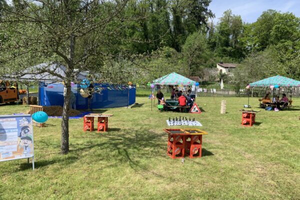 Das Spielmobil des Freizeitheims Burghausen macht Station in Raitenhaslach und sorgt mit kreativen Spielangeboten, Mitmachaktionen und viel Platz zum Austoben für einen abwechslungsreichen Nachmittag für Kinder und Familien.