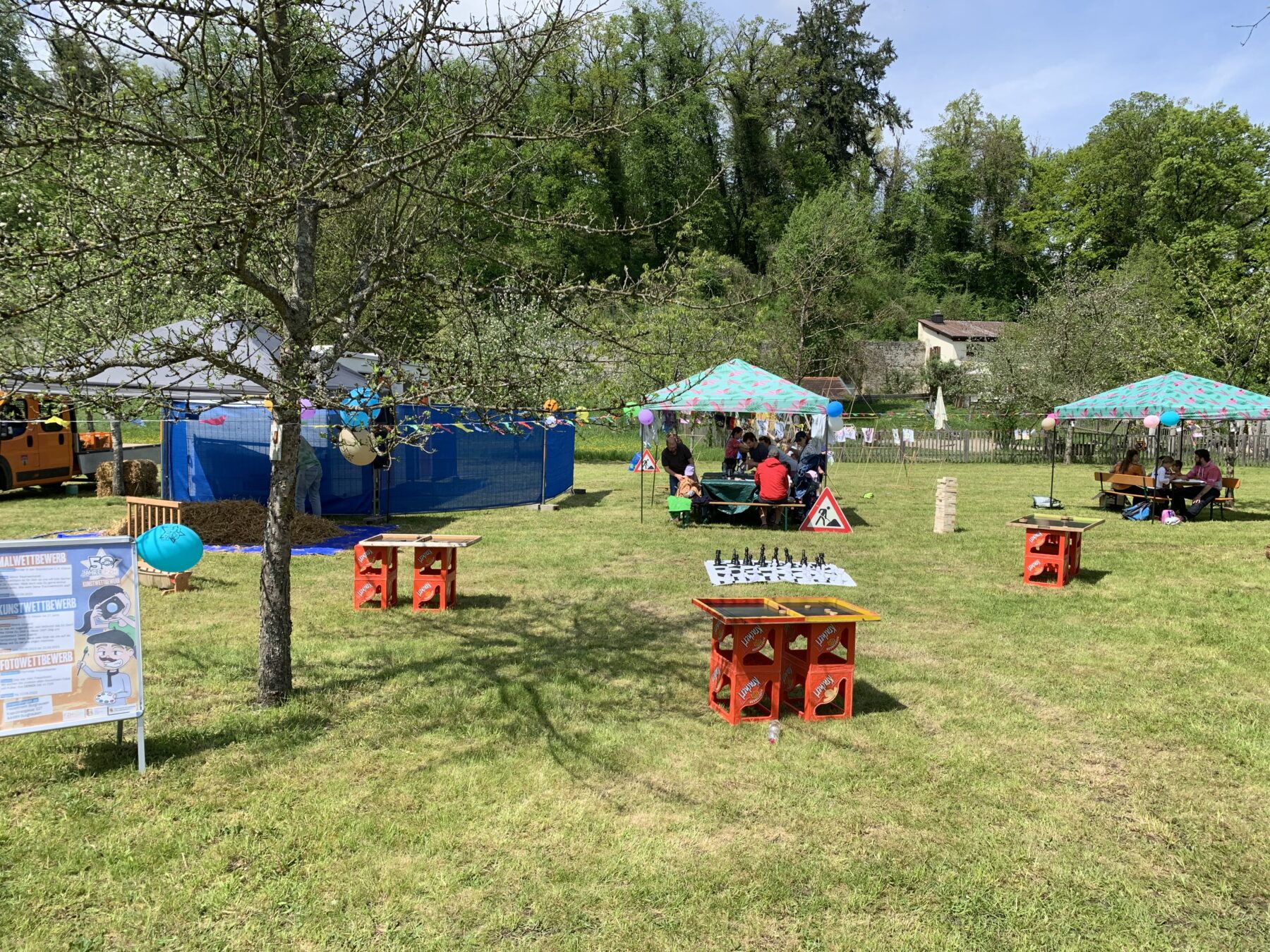 Das Spielmobil des Freizeitheims Burghausen macht Station in Raitenhaslach und sorgt mit kreativen Spielangeboten, Mitmachaktionen und viel Platz zum Austoben für einen abwechslungsreichen Nachmittag für Kinder und Familien 
