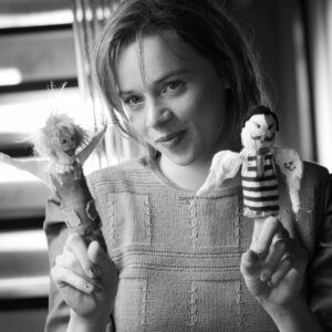 SieGlaubenAnEngelHerrDrowak LunaWedler als Lena c Zieglerfilm Baden Baden X Verleih AG 300x300