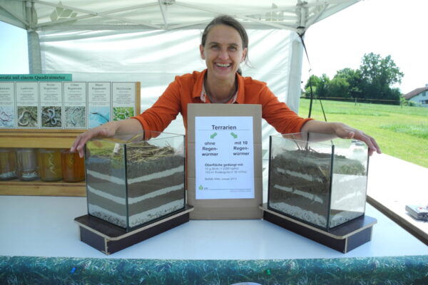 Walter mit Regenwurmterrarien_Sommer 2013 auf einer Veranstaltung