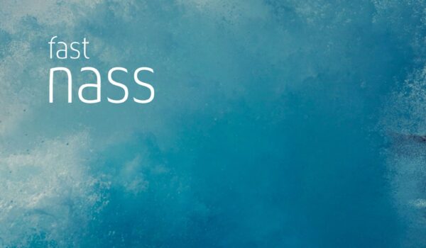 Ausstellung Moritz Holfelder ∙ fast nass am Samstag, 14. März 2026 um 19 Uhr im Haus der Fotografie Burghausen. Ein Foto muss nicht auf den ersten Blick überwältigen, es soll animieren, darin etwas zu entdecken, was man anfangs nicht gesehen hat. Ein Detail. Einen Lichtfleck. Ein Element, das dort nicht hingehört. Ein konstruktives Prinzip in der Natur. Je länger man ein Bild betrachtet, umso komplexer wird es. Moritz Holfelder