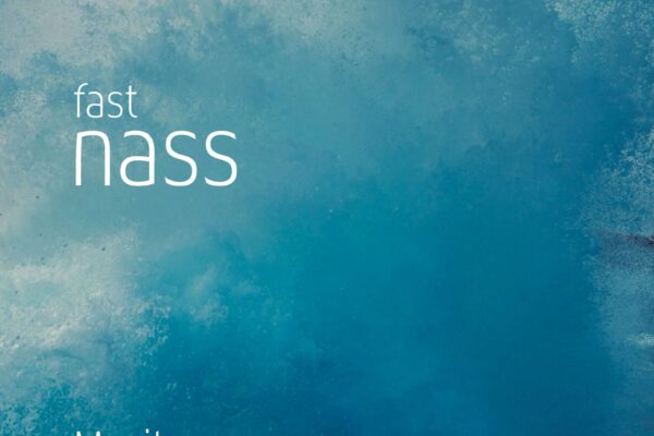 Ausstellung Moritz Holfelder ∙ fast nass am Samstag, 14. März 2026 um 19 Uhr im Haus der Fotografie Burghausen. Ein Foto muss nicht auf den ersten Blick überwältigen, es soll animieren, darin etwas zu entdecken, was man anfangs nicht gesehen hat. Ein Detail. Einen Lichtfleck. Ein Element, das dort nicht hingehört. Ein konstruktives Prinzip in der Natur. Je länger man ein Bild betrachtet, umso komplexer wird es. Moritz Holfelder