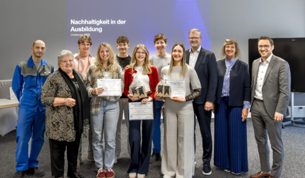 BBiW Große Freude herrschte im Berufsbildungswerk bei der offiziellen Preisverleihung (v.l.): Holger Hackbarth, Sieglinde Foidl-Dreißer, Georg Biber, Lina Mohr, Lukas Bürgel, Angelika Grimm, Hannes Lindner, Siglinde Horn, Richard Stubenvoll, Prof. Dr. Barbara Kreis-Engelhardt und Peter Gigler.