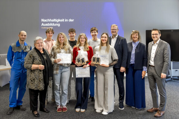Große Freude herrschte im Berufsbildungswerk bei der offiziellen Preisverleihung (v.l.): Holger Hackbarth, Sieglinde Foidl-Dreißer, Georg Biber, Lina Mohr, Lukas Bürgel, Angelika Grimm, Hannes Lindner, Siglinde Horn, Richard Stubenvoll, Prof. Dr. Barbara Kreis-Engelhardt und Peter Gigler.