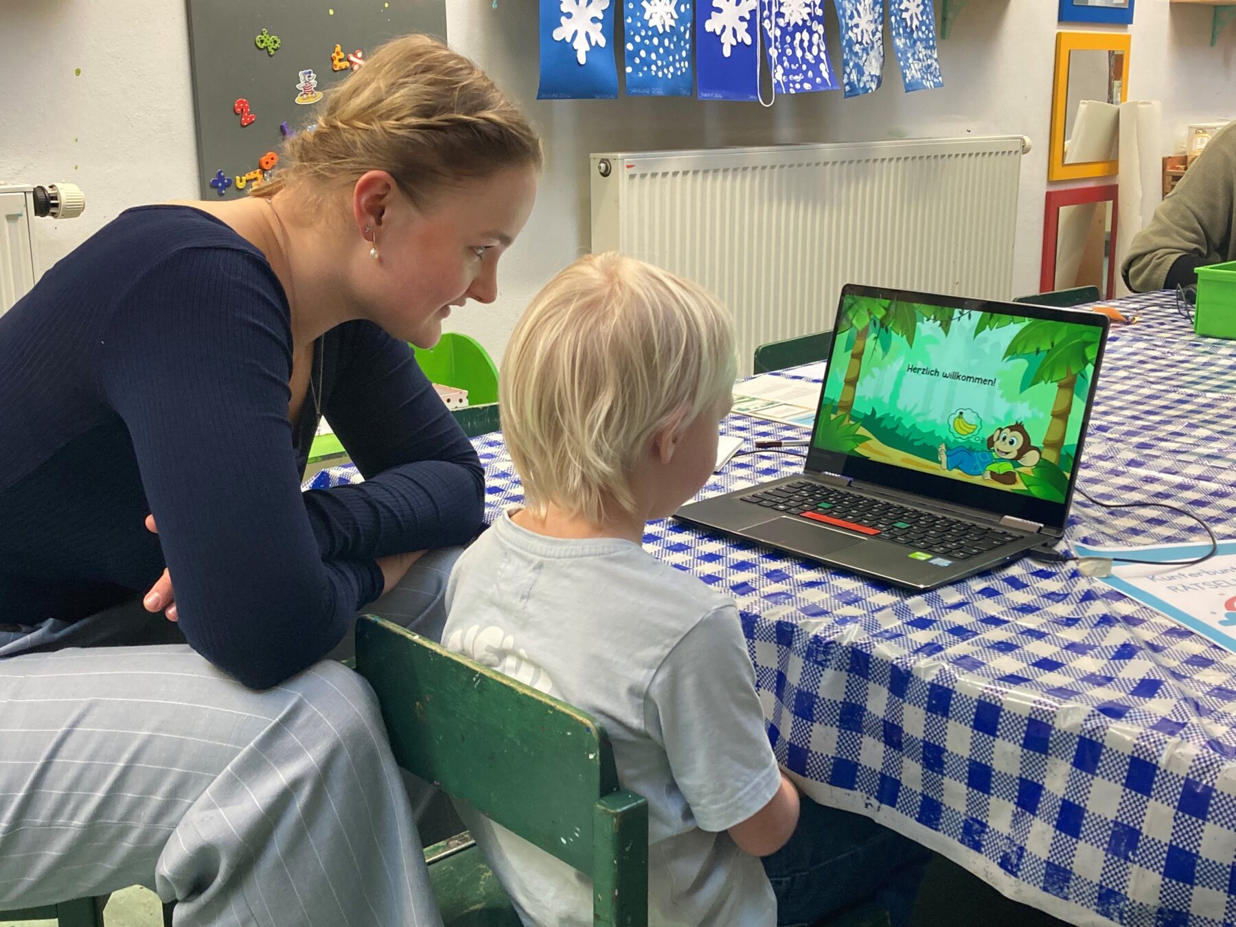 Foto: Wie viele Bananen kriegt der Affe? Das Wissenschaftsteam der Uni Tübingen testete die Vorschulkinder des Maria Ward Altstadtkindergartens auf Reaktionszeit und Zahlenverständnis  Fotocredit: Altstadtkindergarten Maria Ward