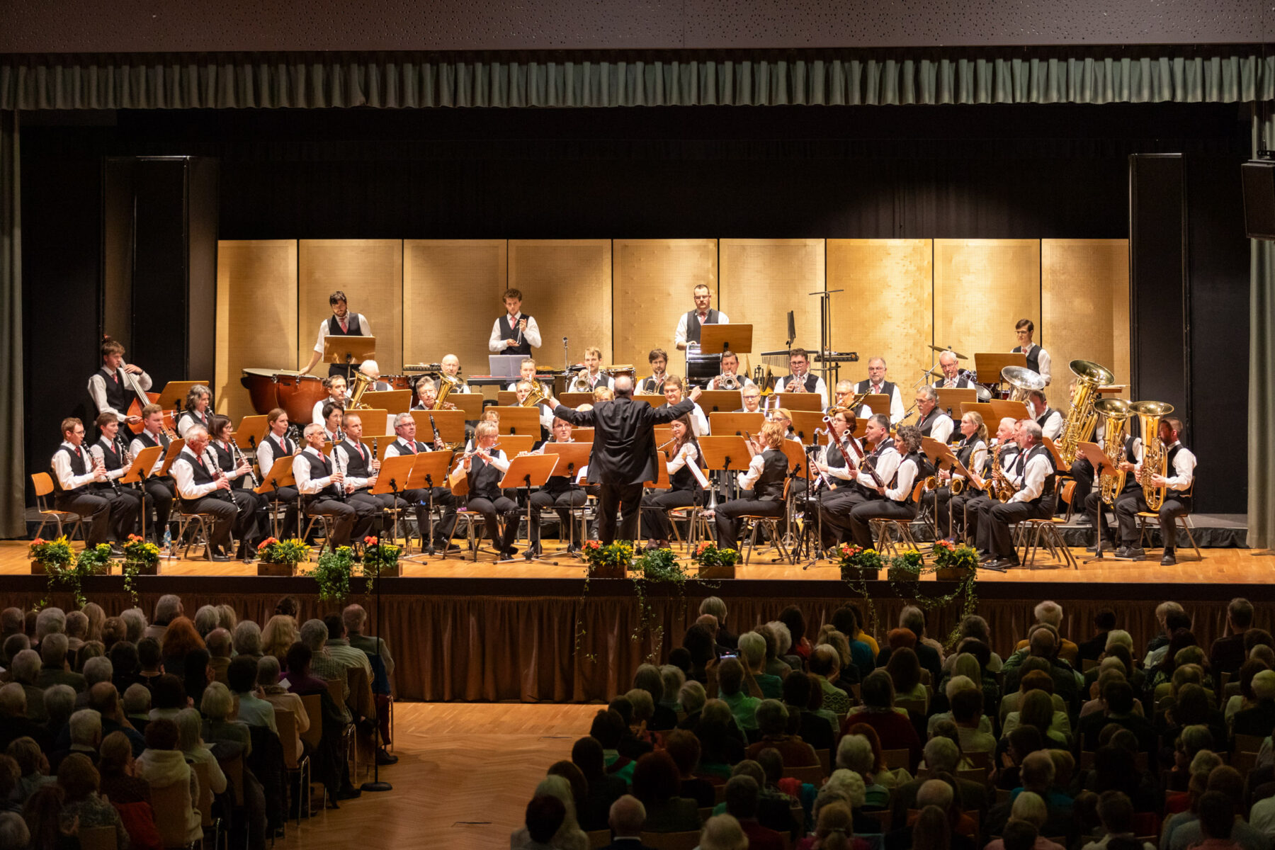 Die Musikerinnen und Musiker der Werkkapelle im Festsaal des WACKER Belegschaftshauses  (Quelle: WACKER)