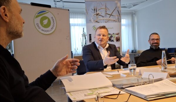OEMR_Kleinpro26__F1 Reger Austausch bei der Sitzung des Entscheidungsgremiums: (von links) Öko-Modellregions-Manager Thomas Reiter sowie Kastls Bürgermeister Martin Zwislsperger und Andreas Bentlage von der Firma Barnhouse.