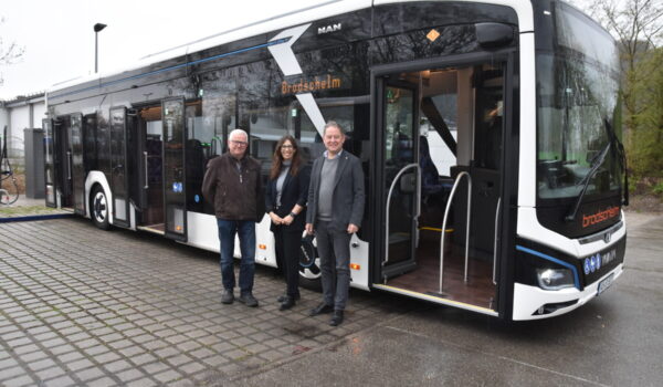 PM 73_Elektrobusse_Brodschelm_Einführung_ÖPNV_ Sie sind von den neuen E-Bussen überzeugt (v.l.) Ordnungsamtleiter Martin Hinterwinkler, Brodschelm-Chefin Isabelle Brodschelm sowie Erster Bürgermeister Florian Schneider. Fotocredit: Stadt Burghausen/tg