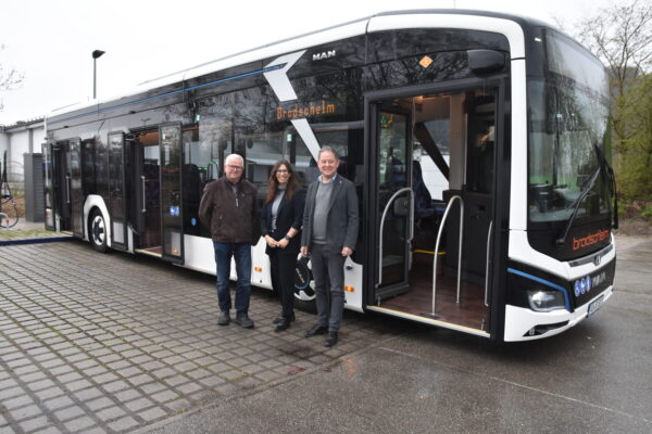 Sie sind von den neuen E-Bussen überzeugt (v.l.) Ordnungsamtleiter Martin Hinterwinkler, Brodschelm-Chefin Isabelle Brodschelm sowie Erster Bürgermeister Florian Schneider. Fotocredit: Stadt Burghausen/tg
