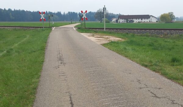 PM 81 Bahnübergang Lehner Beschrankung (2) Mit dem Ausbau des Bahnübergangs wird langfristig ein wichtiger Beitrag zur Sicherheit im Straßen- und Bahnverkehr geleistet. Foto: Stadt Burghausen / Tiefbauamt