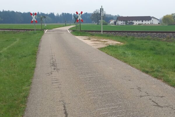 Mit dem Ausbau des Bahnübergangs wird langfristig ein wichtiger Beitrag zur Sicherheit im Straßen- und Bahnverkehr geleistet. Foto: Stadt Burghausen / Tiefbauamt