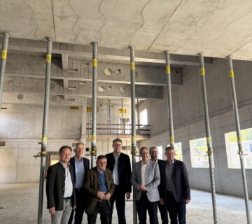 Die Baustelle des Forschungszentrums mit Technikum hat Minister Markus Blume (Mitte) kürzlich in Augenschein genommen, begleitet von Burghausens Bürgermeister Florian Schneider (von links), Wifög Geschäftsführer Christian Hackl und Landrat Erwin Schneider sowie dem künftigen Landrat Tobias Windhorst (von rechts), Wifög Geschäftsführer Markus Nußbaumer und MdL Martin Huber 