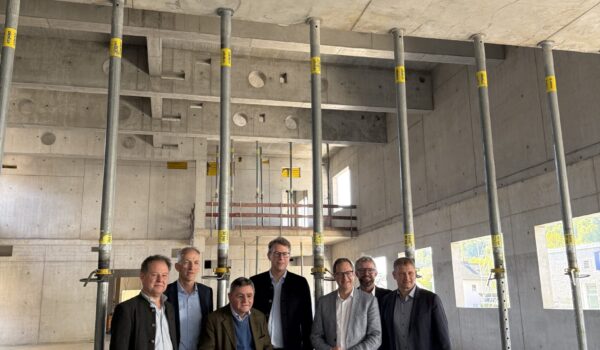 PM 85 Das Forschungszentrum in Burghausen Baustellenbegehung mit Minister Blume Die Baustelle des Forschungszentrums mit Technikum hat Minister Markus Blume (Mitte) kürzlich in Augenschein genommen, begleitet von Burghausens Bürgermeister Florian Schneider (von links), Wifög-Geschäftsführer Christian Hackl und Landrat Erwin Schneider sowie dem künftigen Landrat Tobias Windhorst (von rechts), Wifög-Geschäftsführer Markus Nußbaumer und MdL Martin Huber.