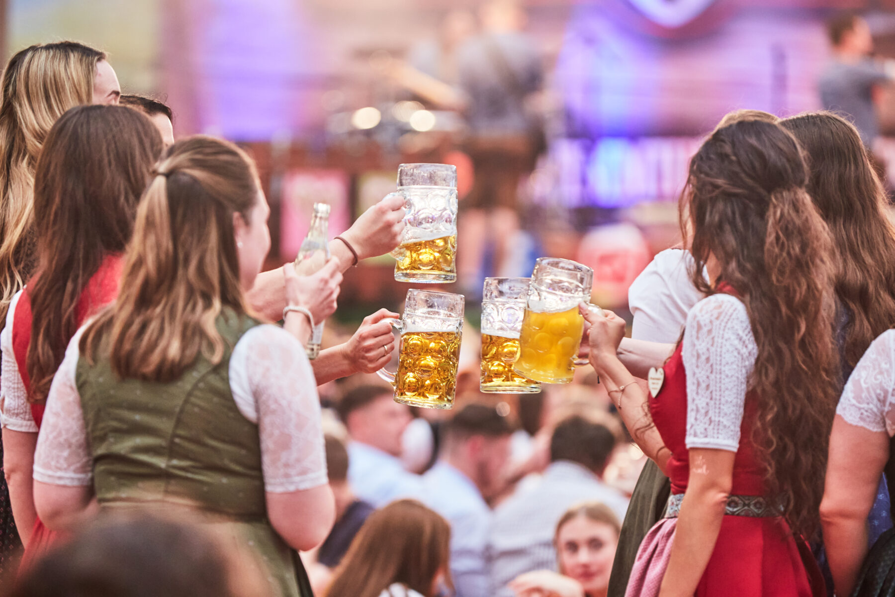 Das traditionelle und über die Stadtgrenzen hinaus beliebte Volksfest Burghauser Mai Wies’n lädt 10 Tage lang zum Bummeln, Amüsieren und Genießen ein  Fotocredit: Werbering Burghausen