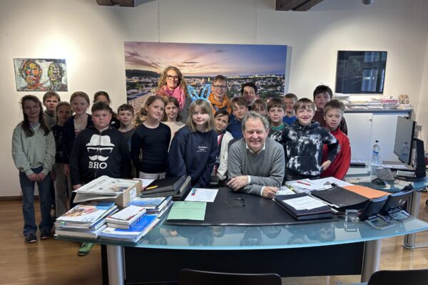 Im Rahmen ihres Unterrichtsthemas Rathaus & Stadt besuchten die Viertklässler der Hans-Kammerer-Schule Ersten Bürgermeister Florian Schneider im Rathaus.