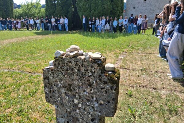 Schülerinnen und Schüler der Maria-Ward-Realschule und des Aventinus-Gymnasiums versammeln sich am Pulverturm zur jährlichen Gedenkfeier für die Opfer des Holocaust.